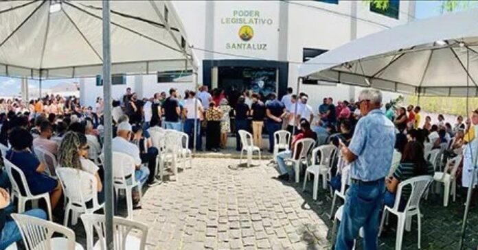 corpo-de-ex-secretaria-morta-pelo-filho-e-sepultado-sob-comocao-em-cidade-baiana