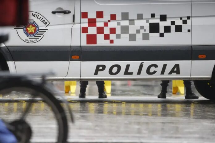 homem-leva-tiro-no-queixo-ao-tentar-pegar-arma-de-pm-dentro-de-adega