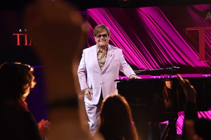 elton-john-revelou-o-que-gostaria-que-estivesse-escrito-na-sua-lapide