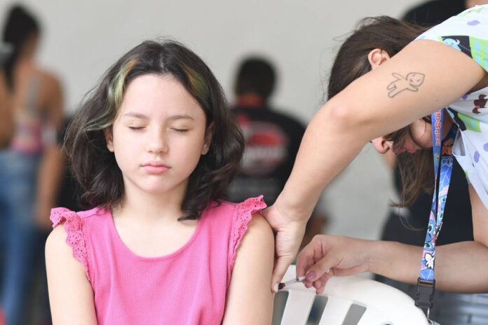 saude-quer-levar-vacina-contra-dengue-para-dentro-das-escolas-em-2025