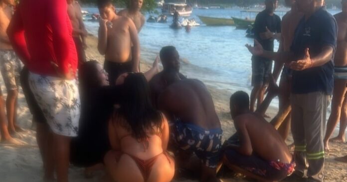 velejador-morre-afogado-apos-passar-mal-na-prainha-de-aratu,-em-candeias