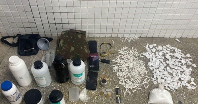 policia-militar-prende-tres-suspeitos-de-trafico-de-drogas-no-bairro-da-engomadeira,-em-salvador