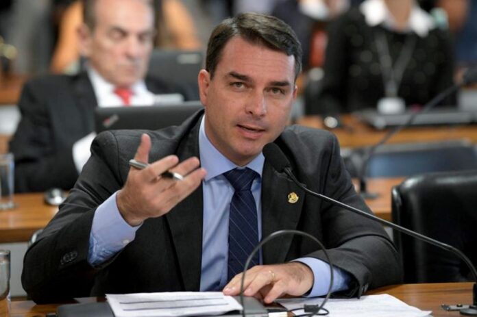 flavio-bolsonaro-se-manifesta-apos-ser-citado-como-nome-a-presidencia