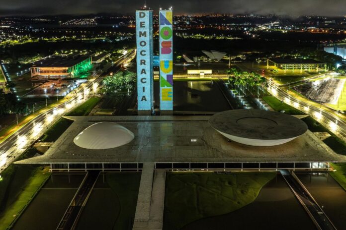 as-vesperas-de-completar-40-anos,-a-democracia-inspira-cuidados