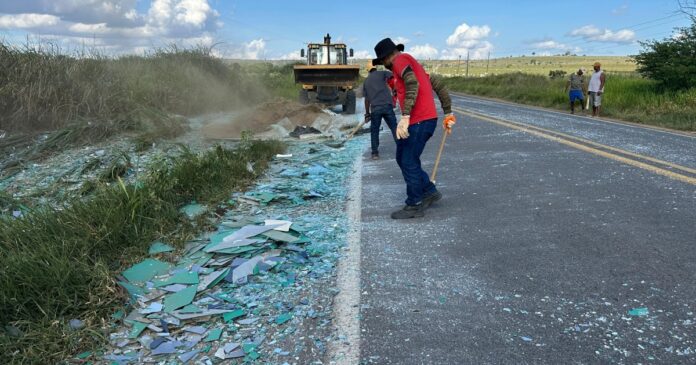 video:-acidente-com-caminhao-carregado-de-vidros-causa-transtornos-na-br-420-em-jaguaquara