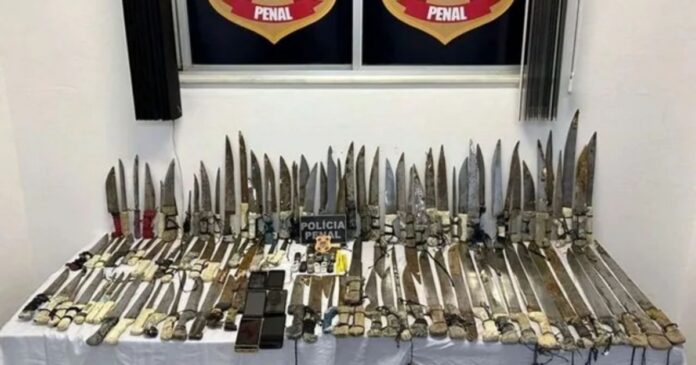 operacao-apreende-arsenal-de-96-facas,-drogas-e-celulares-em-eunapolis