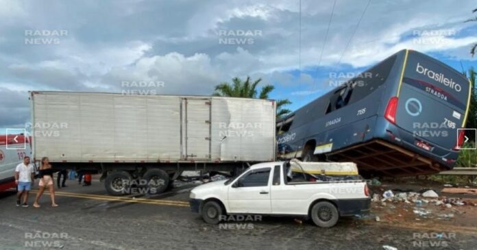 idosa-e-motorista-de-caminhao-morrem-em-batida-que-deixa-outros-30-feridos-no-extremo-sul-baiano