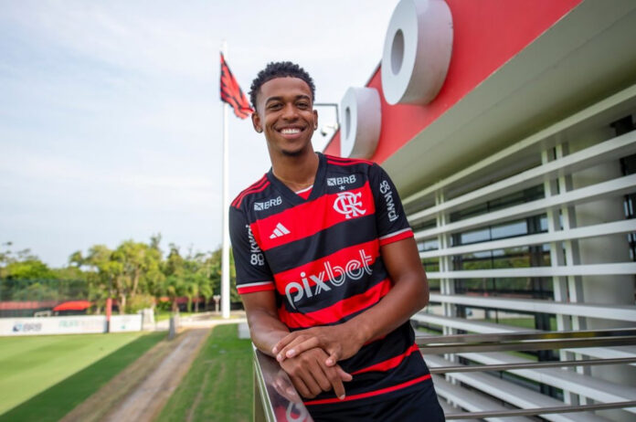 carlinhos,-do-flamengo,-e-suspenso-apos-danificar-cabine-do-var-em-partida-contra-gremio