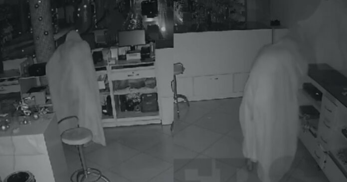 video:-cameras-flagram-“fantasma”-invadindo-loja-e-furtando-caixa-em-brumado