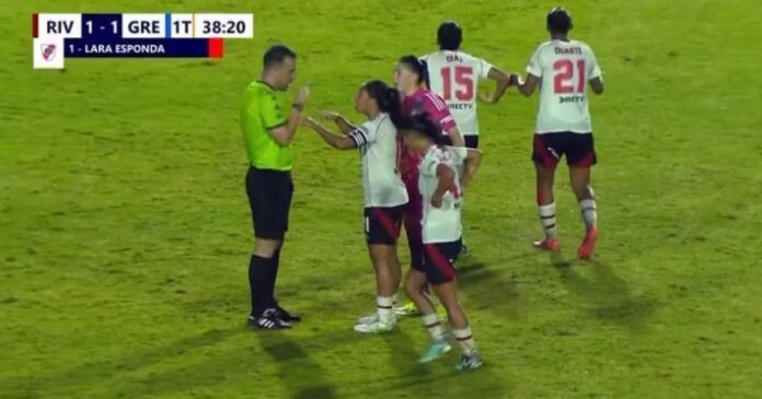 video:-jogadora-do-river-plate-comete-ato-racista-e-time-do-gremio-abandona-jogo