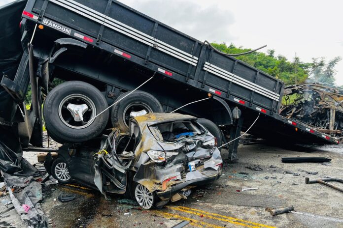 mg:-acidente-com-onibus,-carreta-e-carro-deixa-21-mortos