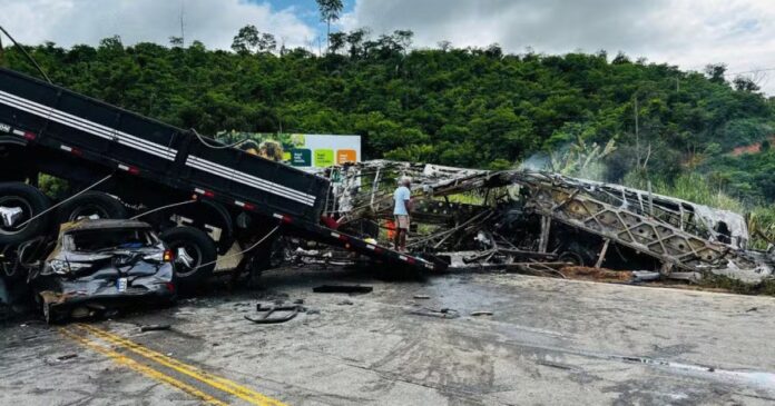acidente-na-br-116:-onibus,-carreta-e-carro-se-envolvem-em-colisao-e-deixam-22-mortos-em-mg