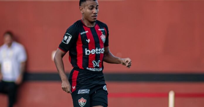 de-saida,-ze-hugo-se-declara-ao-vitoria:-“voces-ganharam-um-torcedor”