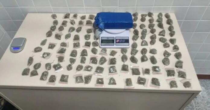 homem-e-preso-em-flagrante-com-128-buchas-de-maconha-na-zona-rural-de-feira-de-santana
