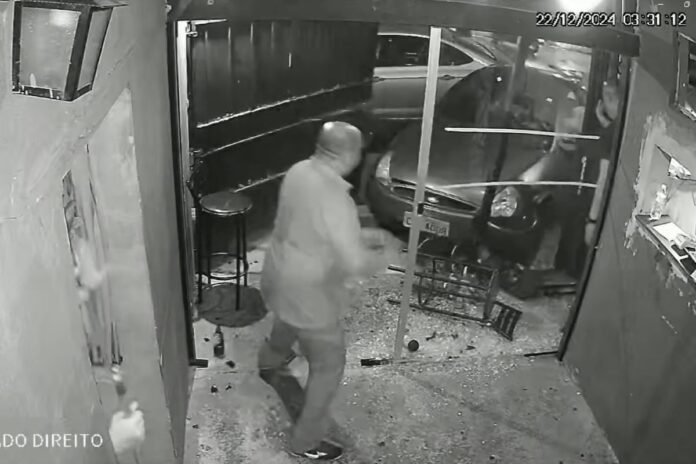 video:-homem-tenta-invadir-bar-com-carro-em-pinheiros-apos-ser-expulso