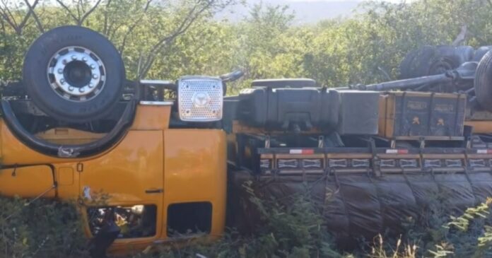 acidente-com-tres-caminhoes-deixa-2-motoristas-mortos-no-norte-da-bahia
