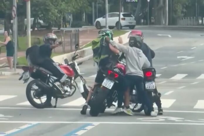 video:-criminosos-armados-roubam-motociclista-na-faria-lima,-em-sp
