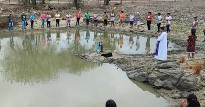 fieis-fazem-caminhada-e-oracao-para-pedir-chuva-em-cidade-da-regiao-sisaleira