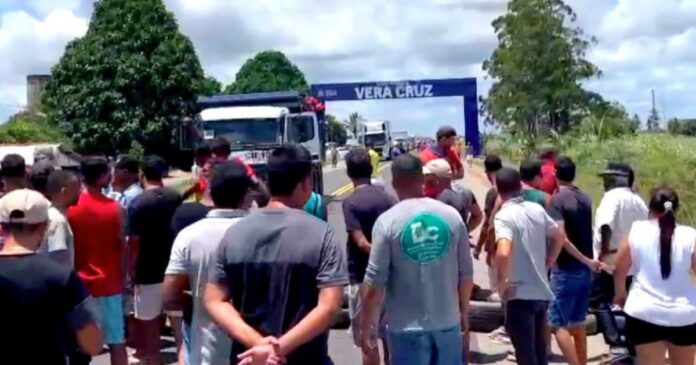 manifestacao-interdita-pista-e-cobra-justica-apos-morte-de-tres-irmaos-no-extremo-sul-baiano