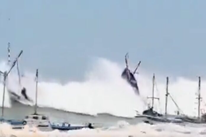 veja-videos-de-ondas-gigantes-que-atingem-o-litoral-do-peru
