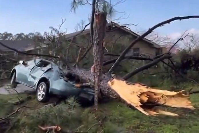 tornados-provocam-morte-e-atrasam-milhares-de-voos-nos-eua.-video