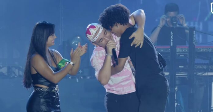 valendo-whisky:-joao-gomes-convida-fas-para-o-palco-e-faz-competicao-de-canto;-confira-video