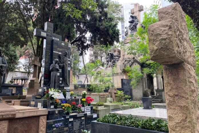 milagreiros-de-cemiterios-em-sp-atraem-devotos-em-busca-de-realizacoes