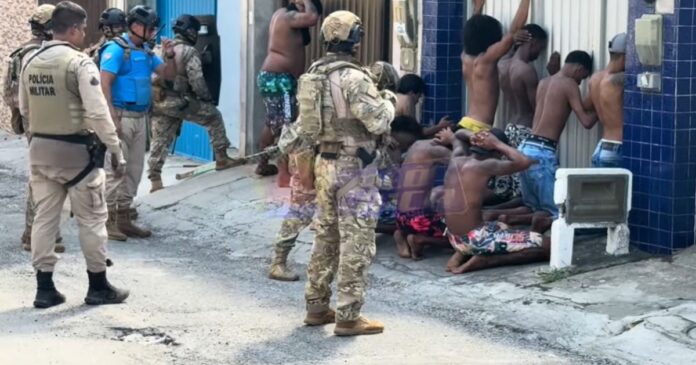 criminosos-se-entregam-apos-mulher-ser-feita-refem-em-comunidade-de-lauro-de-freitas