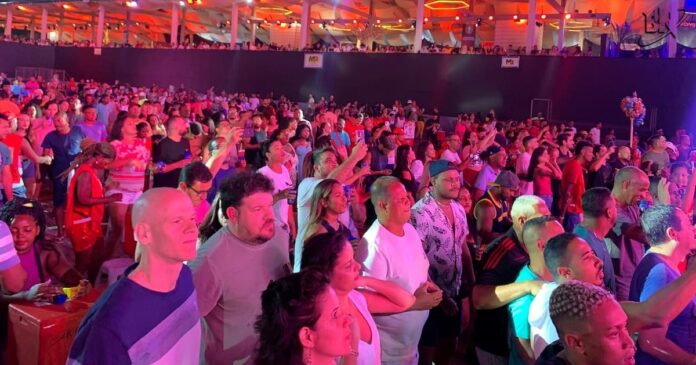 durval-lelys-abre-terceira-noite-do-festival-virada-salvador-com-classicos-do-axe