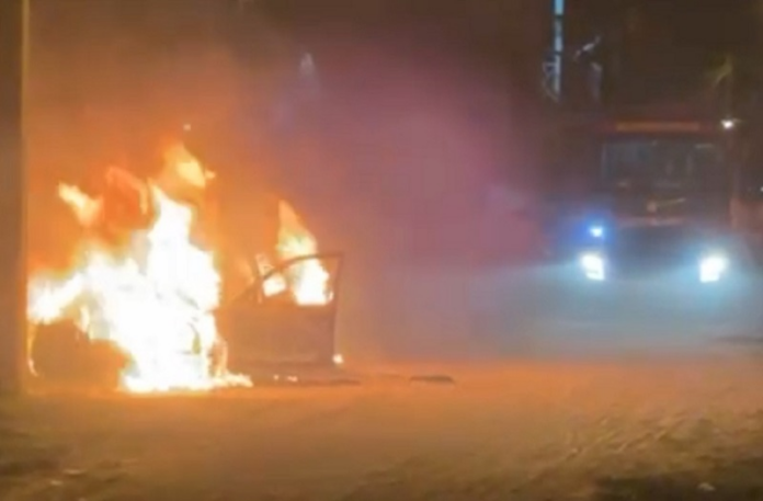 incendio-em-veiculo-e-combatido-pelo-corpo-de-bombeiros-no-bairro-jardim-caraipe