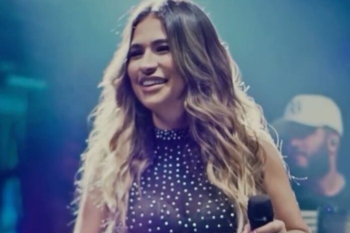 video:-simone-mendes-leva-tombo-ao-tentar-dancar-com-crianca-no-palco