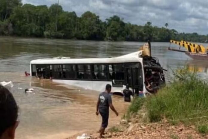 onibus-cai-de-balsa-dentro-do-rio-moju,-no-para