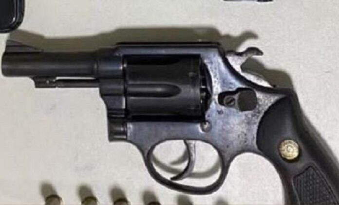 homem-e-flagrado-com-revolver-apos-perseguicao-em-mucuri