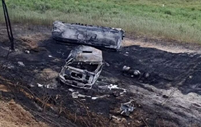 motorista-fica-ferido-apos-caminhao-cair-em-ribanceira-e-pegar-fogo;-veiculo-ficou-destruido