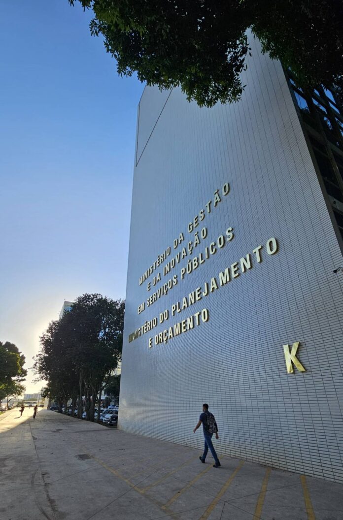 governo-anuncia-reajuste-a-servidores-com-custo-bilionario-em-2025
