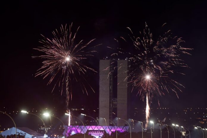 programe-se:-reveillon-tera-sertanejo-na-esplanada-e-samba-na-prainha