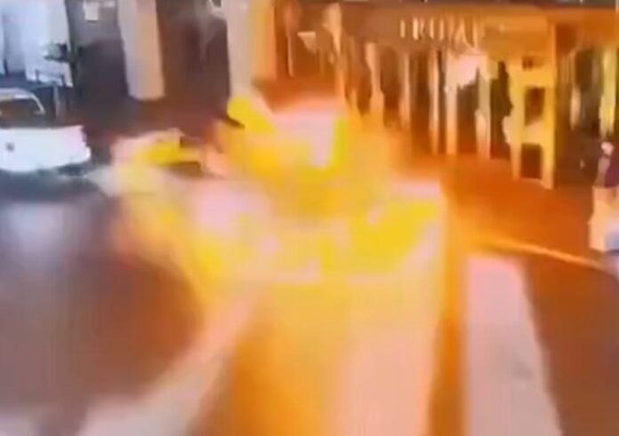 veiculo-da-tesla,-de-elon-musk,-explode-em-frente-a-hotel-de-trump