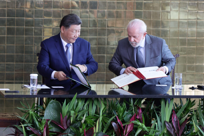 ministro-de-lula-ganha-celular-de-chineses,-mas-o-entrega-a-uniao