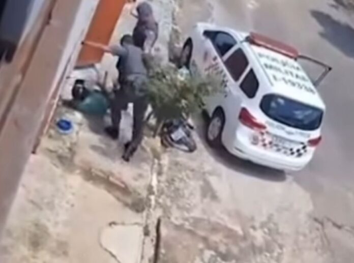 video:-pms-espancam-suspeito-caido-em-calcada-no-interior-de-sao-paulo