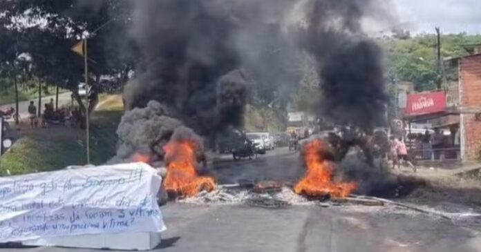grupo-fecha-rodovia-no-extremo-sul-baiano-em-protesto-apos-homicidios;-suspeito-segue-foragido