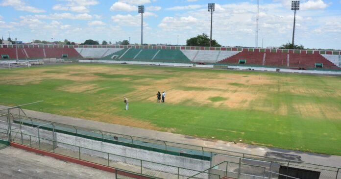 alerta:-gramado-do-joia-da-princesa-em-estado-critico-a-nove-dias-da-estreia-do-bahia-no-baianao