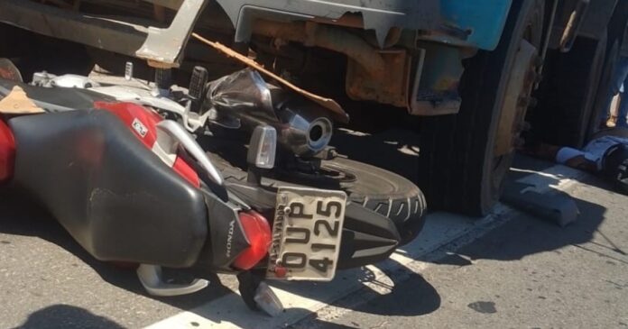 acidente-envolvendo-motocicleta-e-caminhao-deixa-uma-pessoa-morta-e-uma-ferida