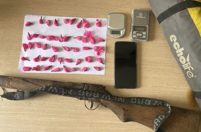 mulher-e-flagrada-com-drogas-e-arma-em-area-rural-de-medeiros-neto