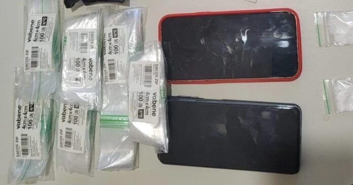 homem-e-preso-com-drogas-e-celulares-roubados-em-camacari,-regiao-metropolitana-de-salvador