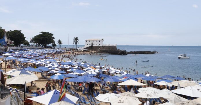 mais-de-9-milhoes-de-turistas-chegam-a-bahia-neste-verao,-estima-ministerio-do-turismo