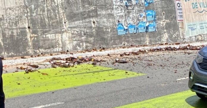 caminhao-com-cascos-de-cerveja-tomba-e-deixa-lastro-de-vidro-na-av.tancredo-neves