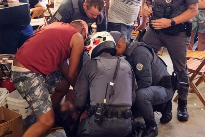 homem-invade-quiosque-e-e-contido-pela-pm-no-litoral-de-sao-paulo