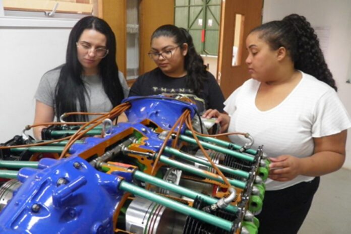 programa-promove-a-capacitacao-de-mulheres-em-manutencao-aeronautica