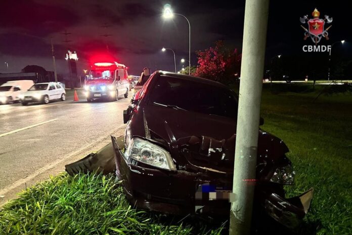 colisao-contra-poste-perto-de-motel-deixa-dois-feridos-na-br-060