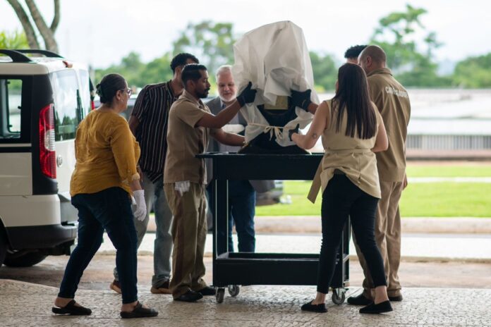 relogio-destruido-no-8/1-retorna,-restaurado,-ao-palacio-do-planalto